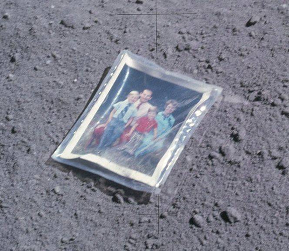 Familienfoto auf dem Mond