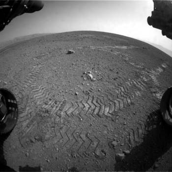Spuren von Curiosity im Marsboden