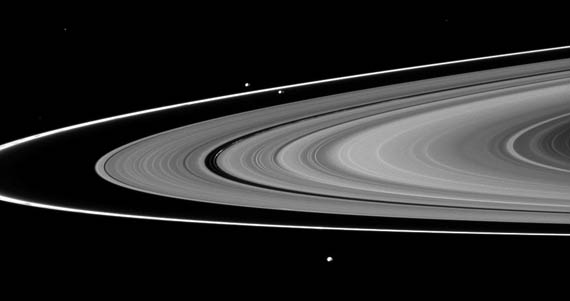 Saturnmonde und Ringe